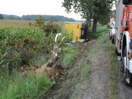Zderzenie podczas wyprzedzania, ciężarówka w rowie
