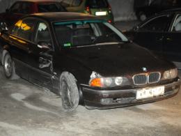 Wjechał BMW w drzwi kina
