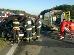 Auto zmiażdżone, kierowca tylko poobijany