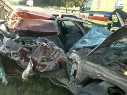 Auto zmiażdżone, kierowca tylko poobijany