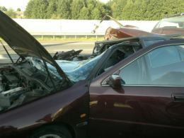 Auto zmiażdżone, kierowca tylko poobijany