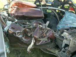 Auto zmiażdżone, kierowca tylko poobijany