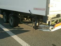 Auto zmiażdżone, kierowca tylko poobijany