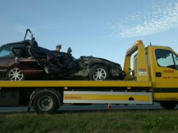 Auto zmiażdżone, kierowca tylko poobijany