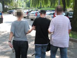 Dwie siostry zaatakowały i okradły 20-latkę