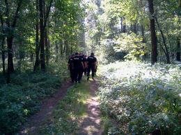 Policjanci przeczesywali okoliczny las w poszukiwaniu mężczyzny.