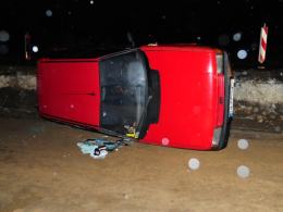 Fiat uno wypadł z remontowanej drogi, kierowca miał prawie 4 promile