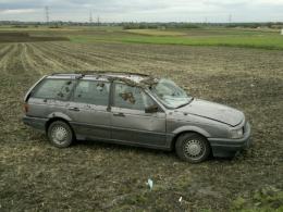 Volkswagen dachował podczas wyprzedzania