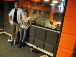 Leszek Bil i Joanna Śnioszek ze studenckiej rozgłośni "Radio Sygnały" w swojej nowej siedzibie.