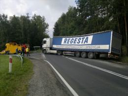 Ciężarówka z piwem wylądowała w rowie