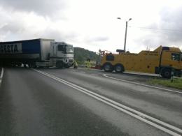Ciężarówka z piwem wylądowała w rowie
