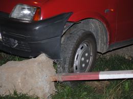 Pijany kierowca staranował auto i wjechał na chodnik