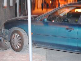 Pijany kierowca staranował auto i wjechał na chodnik