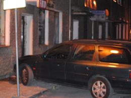 Pijany kierowca staranował auto i wjechał na chodnik