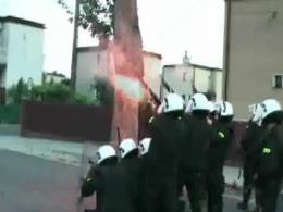 Zamieszki kiboli w Namysłowie. Policja użyła broni. [video]