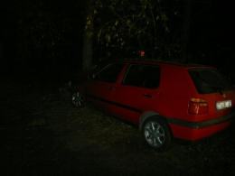 Golf uderzył w drzewo, kierowca i pasażerowie byli pijani