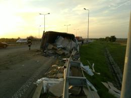 Na autostradzie przewróciła się ciężarówka