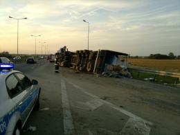 Na autostradzie przewróciła się ciężarówka