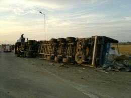 Na autostradzie przewróciła się ciężarówka