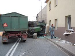 Ciężarówka wjechała w traktor, krajowa "94" zablokowana
