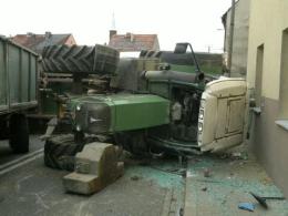 Ciężarówka wjechała w traktor, krajowa "94" zablokowana