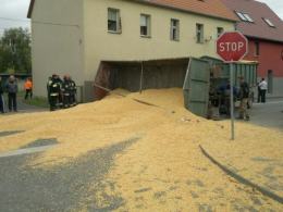 Ciężarówka wjechała w traktor, krajowa "94" zablokowana