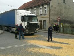 Ciężarówka wjechała w traktor, krajowa "94" zablokowana