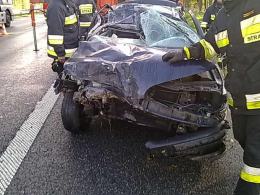 Kierowca renault uderzył w ciężarówkę i filar wiaduktu