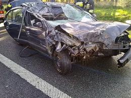 Kierowca renault uderzył w ciężarówkę i filar wiaduktu