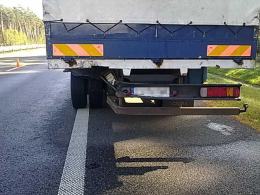 Kierowca renault uderzył w ciężarówkę i filar wiaduktu