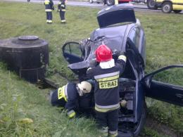 Kierowca renault uderzył w ciężarówkę i filar wiaduktu