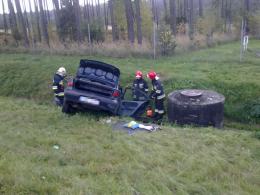Kierowca renault uderzył w ciężarówkę i filar wiaduktu