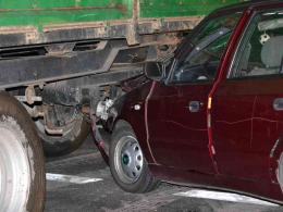 Traktorzysta nie ustąpił pierwszeństwa. Efekt - 2 rozbite auta i ranny kierowca
