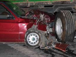 Traktorzysta nie ustąpił pierwszeństwa. Efekt - 2 rozbite auta i ranny kierowca
