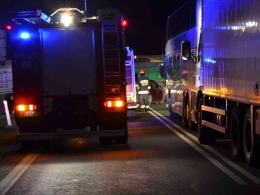 Traktorzysta nie ustąpił pierwszeństwa. Efekt - 2 rozbite auta i ranny kierowca