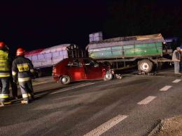 Traktorzysta nie ustąpił pierwszeństwa. Efekt - 2 rozbite auta i ranny kierowca