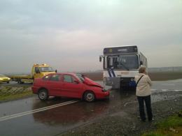 Autobus wiozący dzieci zderzył się z samochodem