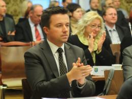 Drugim z zaprzysiężonych we wtorek radnych jest Piotr Mielec. On zasili szeregi klubu SLD.