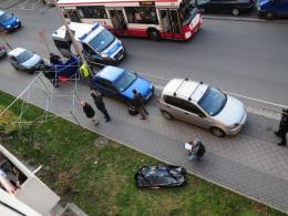 Ciało mężczyzny znaleziono tuż pod oknami kamienicy przy ul. 1 Maja 89.
