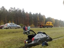 Dachowanie na autostradzie, kierowca jechał za szybko
