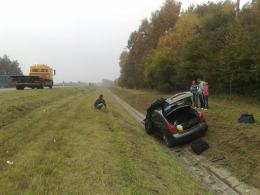 Dachowanie na autostradzie, kierowca jechał za szybko