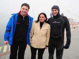 Siedmioro śmiałków płynie Odrą wpław. Dzisiaj byli w Opolu