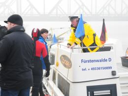 Siedmioro śmiałków płynie Odrą wpław. Dzisiaj byli w Opolu