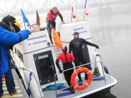 Siedmioro śmiałków płynie Odrą wpław. Dzisiaj byli w Opolu