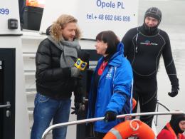 Siedmioro śmiałków płynie Odrą wpław. Dzisiaj byli w Opolu