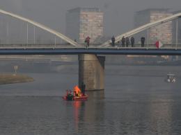 Siedmioro śmiałków płynie Odrą wpław. Dzisiaj byli w Opolu