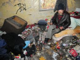 Namowom strażników miejskich nie ulega też 61 - letni Józef, który nocuje w pustostanie przy ul. Cygana.