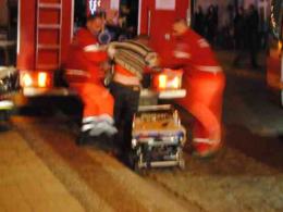 8 osób ewakuowali strażacy z płonącego budynku