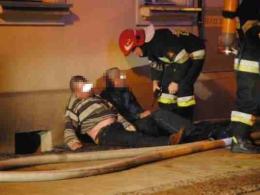 8 osób ewakuowali strażacy z płonącego budynku