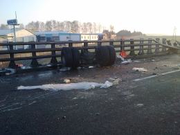 Utrudnienia na autostradzie po wypadku ciężarówki